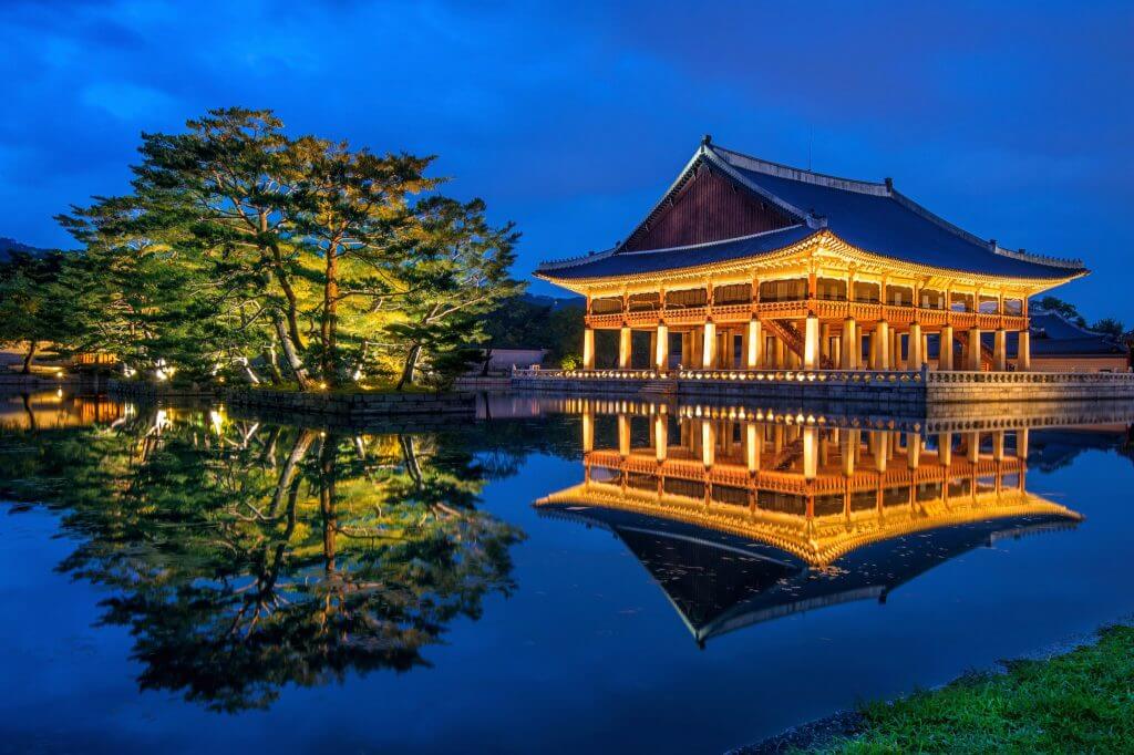 Chờ chuyển chuyến bay ở phi trường Gyeongbokgung-Palace-Korea-1024x682