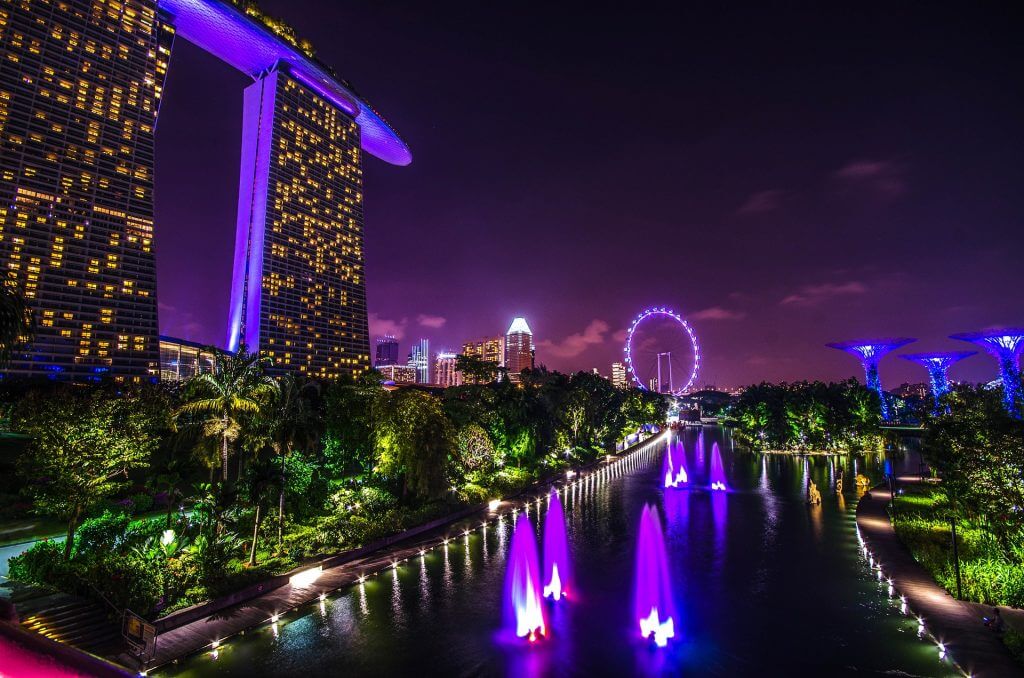 Chờ chuyển chuyến bay ở phi trường Singapore-nighttime-1024x678