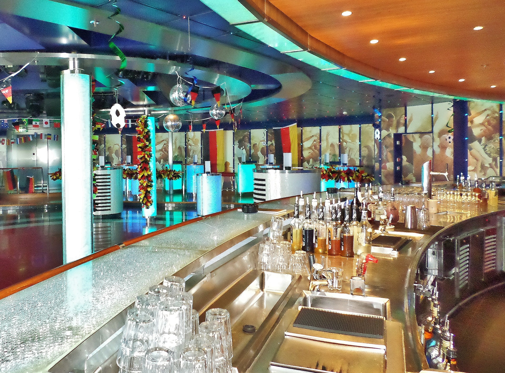 cruise ship bar manager qualifications