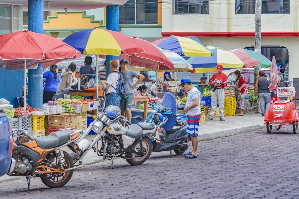 budget travel galapagos