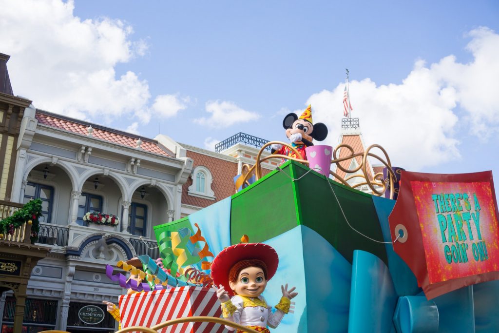 How to Plan a Disney World Vacation on The Cheap - Thrifty Nomads