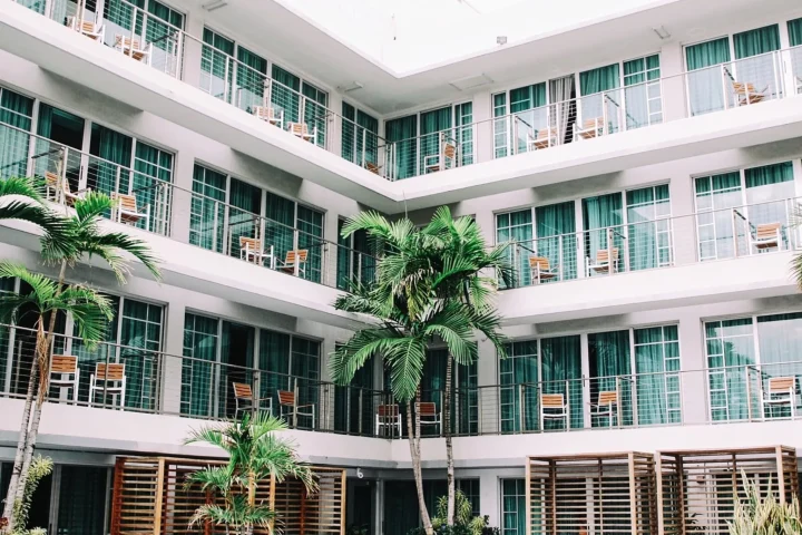 12 Cheap Alternatives to Hotels That Are Comfy & Clean